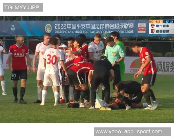 邝兆镭门前精彩突破连过三人可惜射门偏出令人叹息 邝兆镭门前精彩突破连过三人可惜射门偏出令人叹息